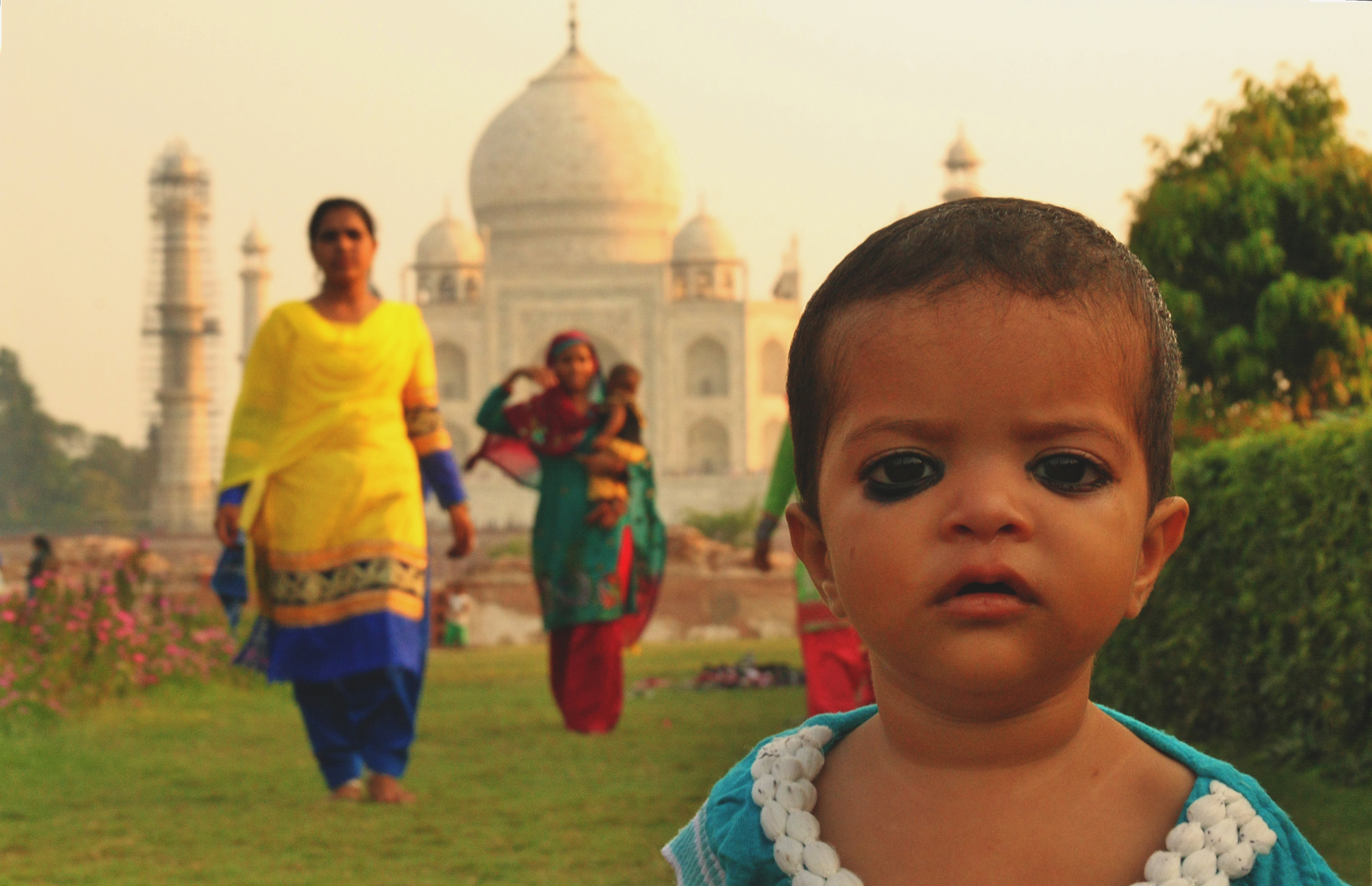 By Taj Mahal, the teardrop on the face of eternity (Agra, Uttar Pradesh)